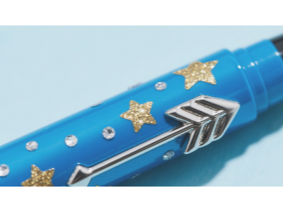 指尖上的微工藝:塑料快干膠在筆殼微縮飾品中的精細操作指南